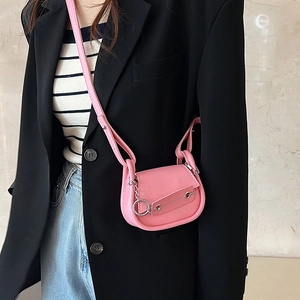 Sacoche selle rose chic pour femmes avec anneau en métal et sangle imprimée détaillée