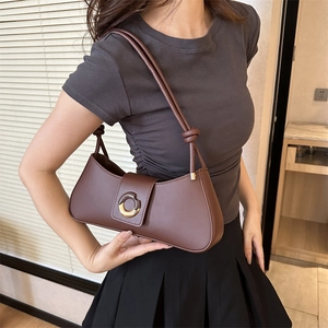Sac sous le bras minimaliste en cuir marron foncé avec design incurvé et nœud décoratif