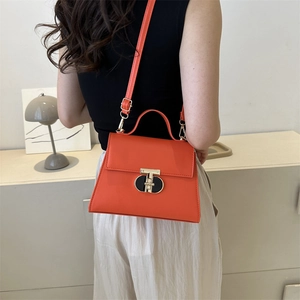 Borsa a tracolla trapezoidale arancione con elegante chiusura a T in metallo dorato