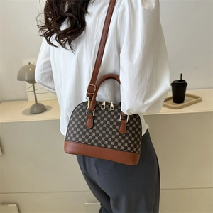 Women's shell-shaped shoulder bag with geometric pattern and brown leather trim