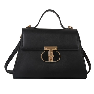 Minimalistische schwarze Handtasche in Trapezform mit goldener T-Schließe und Gurt