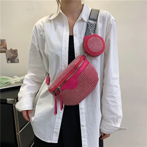 Sac de poitrine fuchsia à rivets avec porte-monnaie rond et sangle géométrique