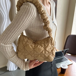 Schicke beige gesteppte Umhängetasche mit Faltenriemen für den täglichen Gebrauch