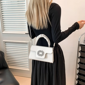 Sac bandoulière blanc élégant avec boucle en strass et poignée à effet froncé