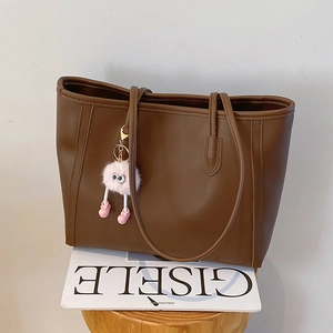 Damen PU Leder Tote Bag Große Kapazität Lässig Pendler Schultertasche Mit Plüsch Monster Schlüsselanhänger Einfarbig Mode Handtasche