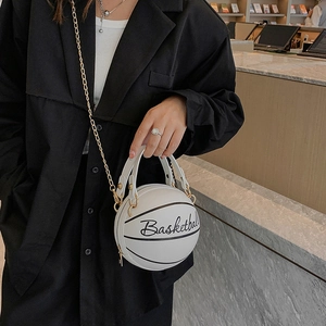 Borsa a tracolla alla moda a forma di basket bianca con catena d'oro da donna