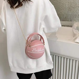 Borsa a tracolla rosa a forma di basket con catena dorata mostrata su modella