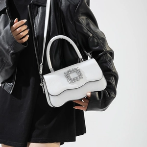 Sac à main blanc minimaliste avec boucle en cristal et bordure découpée en vagues