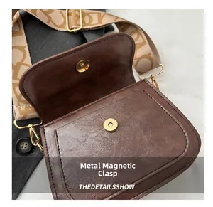 Vue détaillée du sac besace marron avec fermoir magnétique et bandoulière en jacquard