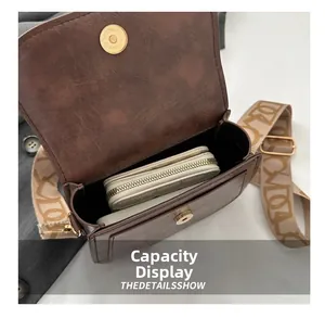 Détail de l'intérieur d'un sac besace marron vintage montrant l'espace de rangement