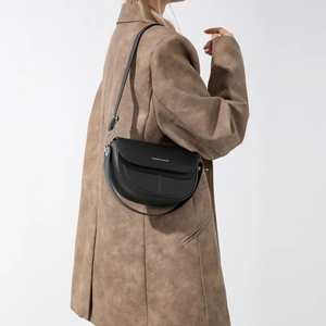 Borsa a sella nera classica da donna con scritta argento e tracolla regolabile
