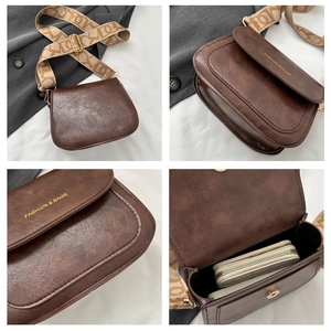 Détails du sac besace marron avec bandoulière jacquard géométrique et fermoir magnétique