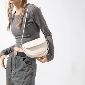 Borsa a sella bianco crema con trama a rilievo verticale e scritte alla moda