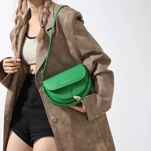 Borsa a sella verde brillante retrò con blazer marrone per un look casual chic