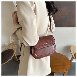 Sacoche vintage en cuir PU marron avec large bandoulière jacquard et détails dorés