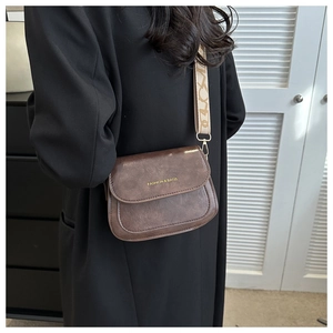Détail du sac besace vintage marron foncé avec logo doré FASHION & BAGS gravé