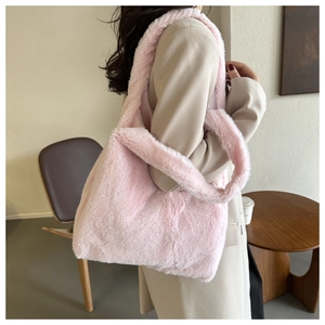 Détail rapproché du sac cabas en peluche rose doux avec bandoulière pelucheuse pour femmes
