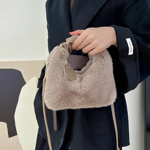 Chic plush faux fur handbag in light brown with pleated leather handles and crossbody strap