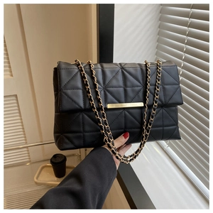 Détail du sac bandoulière en cuir PU matelassé noir avec fermoir doré et bandoulière chaîne