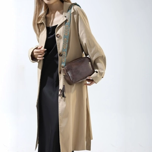 Sac bandoulière en cuir marron avec large bandoulière brodée bohème et pompon décoratif