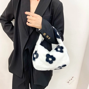 Sac à main mignon en peluche blanche avec motif floral noir et bandoulière souple