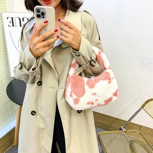 Sac à bandoulière chic en fausse fourrure avec motif vache rose et blanc pour l'hiver