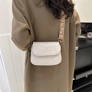 Sac bandoulière beige chic avec sangle jacquard et lettrage doré tendance