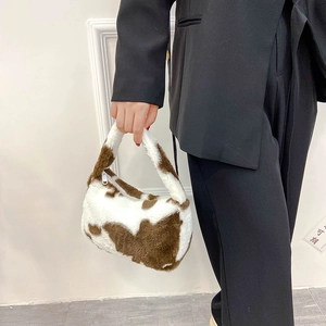 Sac à main chic en fausse fourrure imprimé vache avec poignée en peluche et fermeture