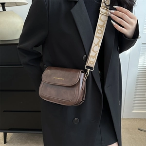 Sac bandoulière rétro en cuir PU marron avec large sangle tendance et finitions dorées