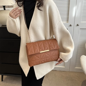 Sac bandoulière marron matelassé avec chaîne dorée et design carré en similicuir