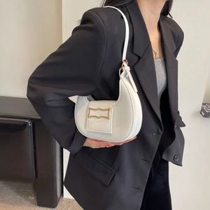 Sac hobo blanc élégant pour femme avec boucle dorée et bandoulière en cuir minimaliste