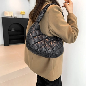 Elegante borsa trapuntata nera a tracolla a forma di mezzaluna per la moda invernale