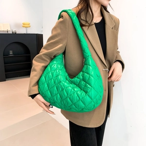 Elegante borsa a spalla a mezzaluna verde trapuntata in nylon con tracolla larga