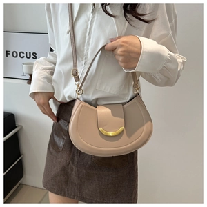 Borsa a tracolla moderna beige a mezzaluna con fibbia dorata indossata da modella