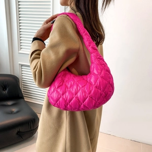 Borsa hobo trapuntata fucsia con motivo a rombi imbottiti e design a forma di luna