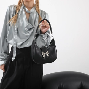 Sac à main demi-lune en cuir PU noir avec nœud en métal argenté et poignée incurvée