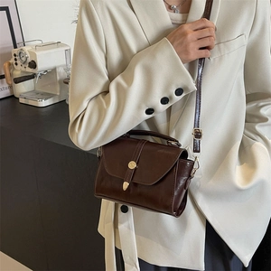 Sac bandoulière vintage marron foncé en cuir brillant avec boucle en métal doré