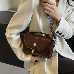 Sac bandoulière rétro marron foncé avec boucle dorée et cuir lisse pour printemps
