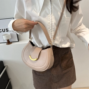 Borsa a tracolla a mezzaluna beige con fibbia dorata e texture in pelle liscia