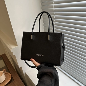 Sac à Épaule Femme en Cuir PU Motif Litchi Minimaliste Sac à Main Fourre-tout Carré Décontracté Avec Impression de Lettres Et Matériel Argenté