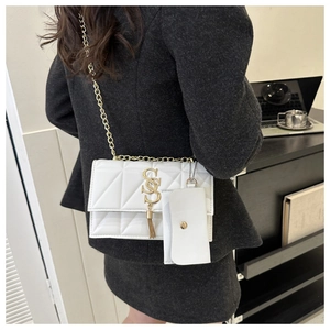 Détail du sac bandoulière matelassé blanc avec chaîne dorée et mini pochette amovible