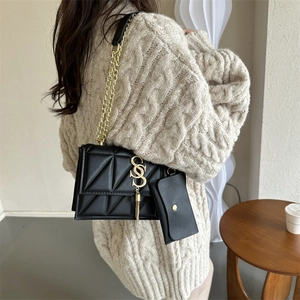 Sac bandoulière noir matelassé avec chaîne dorée et petit porte-monnaie assorti