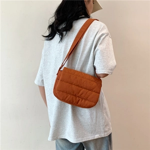 Sac à bandoulière matelassé orange pour femme avec texture en nylon rembourré effet duvet