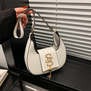 Sac Sous le Bras en Cuir PU Mode Pour Femmes Sac à Épaule Demi-Lune Minimaliste Avec Gland Logo en Métal Doré Sac Hobo Street Style Sac à Main Quotidien