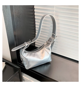 Detail der silbernen Hobo-Tasche mit Metallic-Finish und verstellbarer Schnalle am Riemen