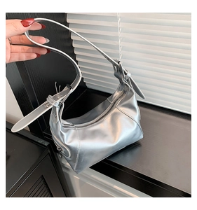 Detail der silbernen Metallic-Hobo-Tasche mit poliertem Spiegelleder und verstellbarer Schnalle