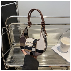 Schicke karierte Mondsichel-Tasche mit braunem Knotengriff und eleganter Goldschnalle