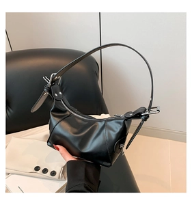 Detailansicht der schwarzen Hobo-Tasche mit silbernen Beschlägen und breitem Schultergurt
