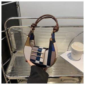 Detailansicht der Halbmond-Tasche mit blauem Karomuster und goldener Schnalle