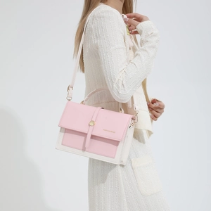 Petit sac carré bandoulière bicolore rose et beige avec boucle métallique dorée chic